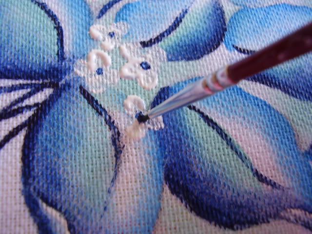 pinte o pistilo da flor de azul marinho