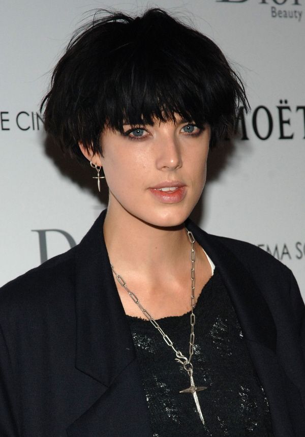 short black hairstyle. Agyness Deyn with short black