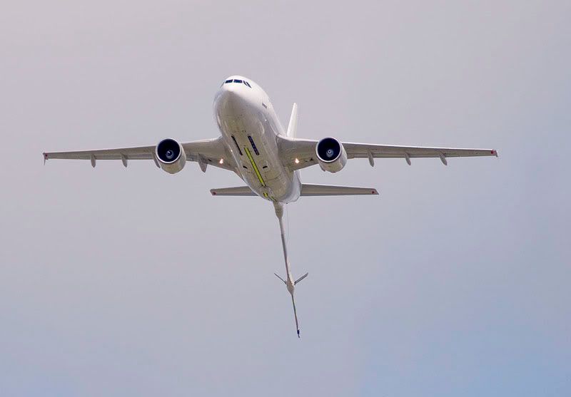 http://i211.photobucket.com/albums/bb275/arkrailuk/Farnborough%202008/EC-HLA_A310-300_FANRBOROUGH082.jpg