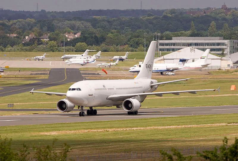 http://i211.photobucket.com/albums/bb275/arkrailuk/Farnborough%202008/EC-HLA_A310-300_FARNBOROUGH08.jpg