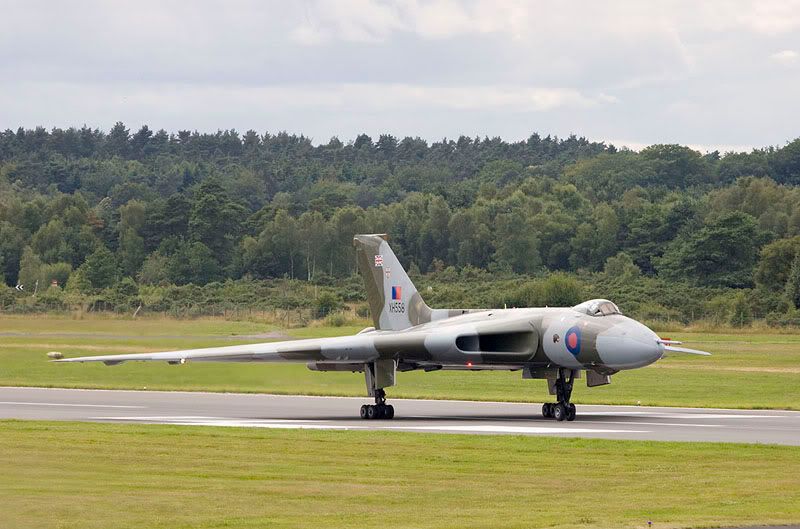 http://i211.photobucket.com/albums/bb275/arkrailuk/Farnborough%202008/XH558_AVRO_VULCAN_FARNBOROUGH082.jpg