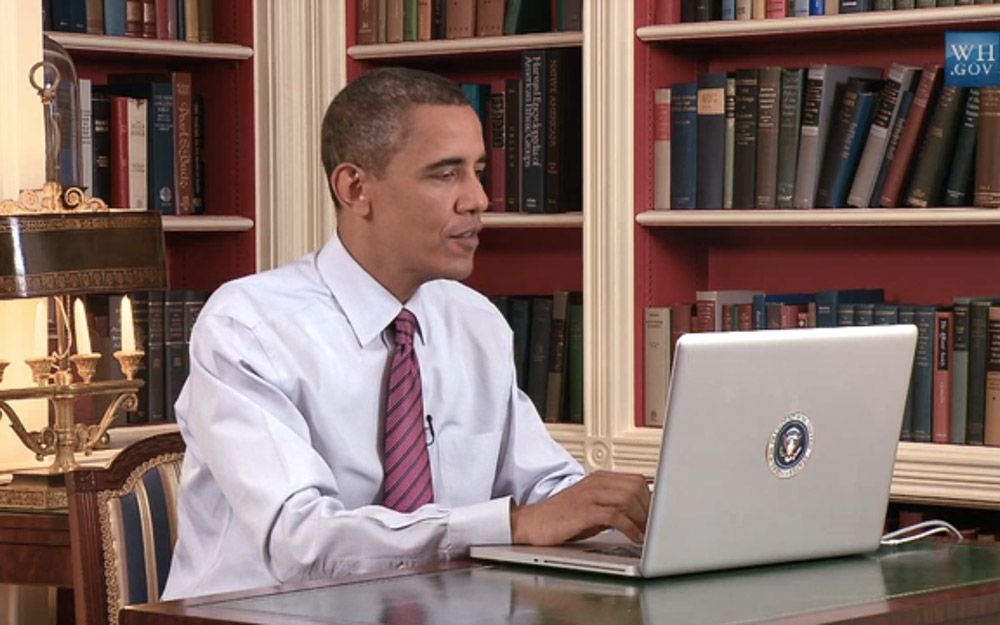 PresidentBarackObamaDemosHealthcaregovonAppleMacBookProlaptopwithPresidentialSeal_zpsebb37d2d.jpg
